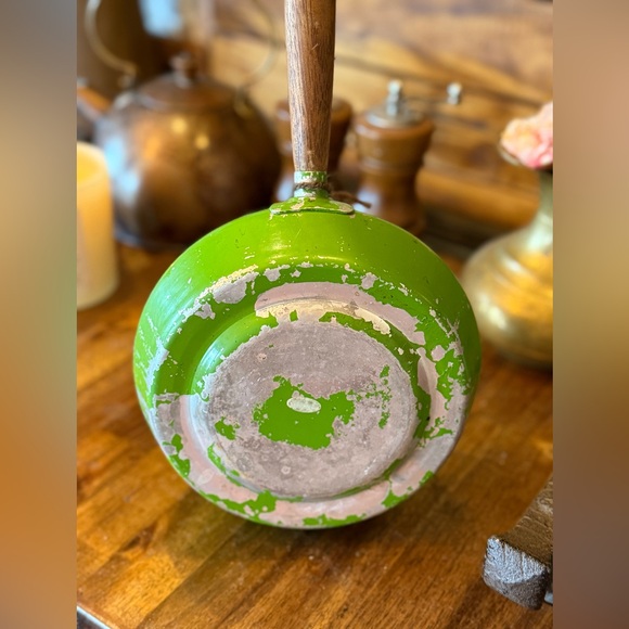 Vintage Green Floral Enamel Saucepan with Wooden Handle - Picture 2 of 3